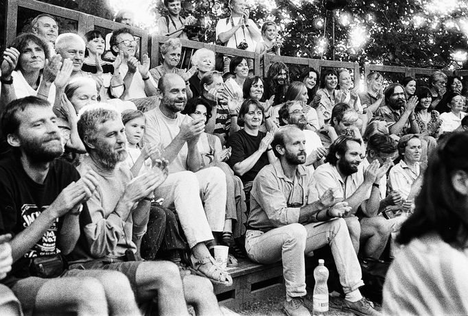 Unikátní fotografie ze zákulisí Václava Havla z období Sametové revoluce. Období mezi léty 1989-90.