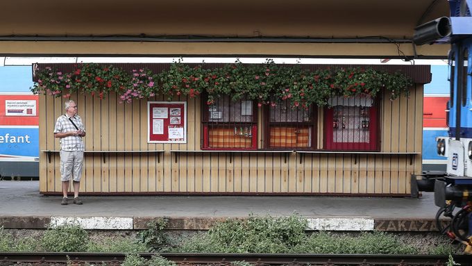 Fotky: Legendární kiosek na Smíchovském nádraží končí. Spolu s ním i další podniky