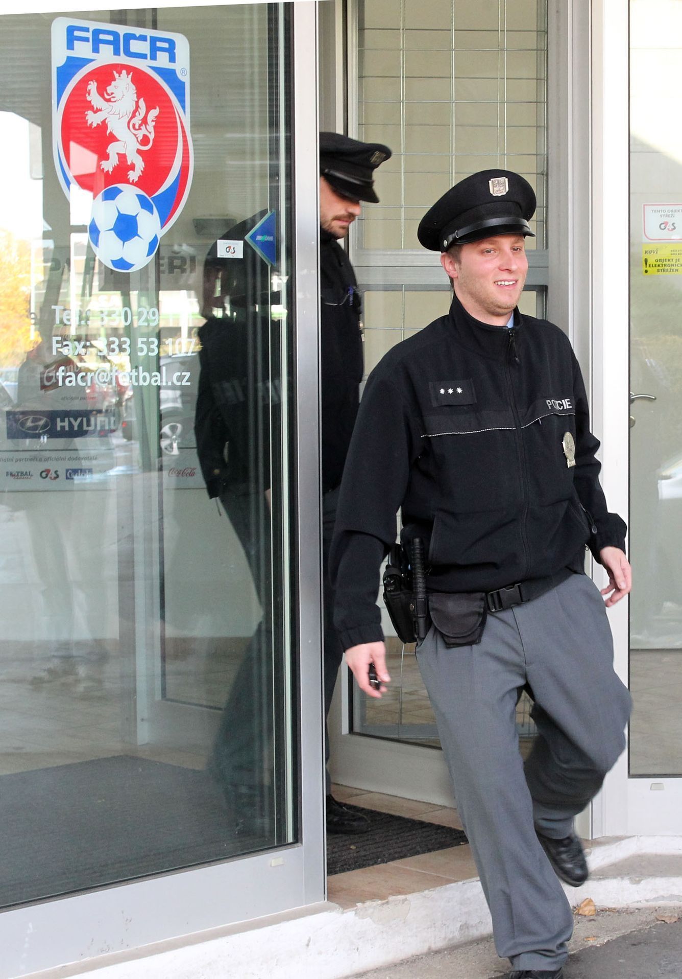 Policie v sídle FAČR