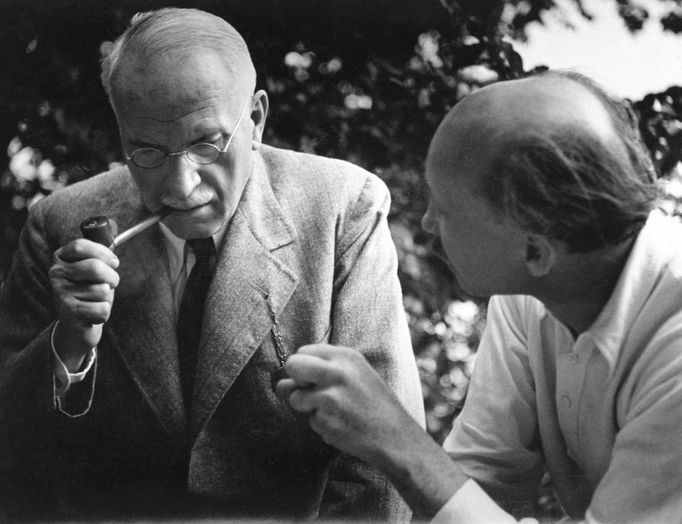 Švýcarský lékař a psycholog Carl Gustav Jung v rozhovoru s astrologem Williamem Bendixem, 40. léta 20. století.