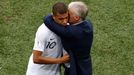 Kylian Mbappé a trenér Didier Deschamps v zápase Uruguay -- Francie na MS 2018