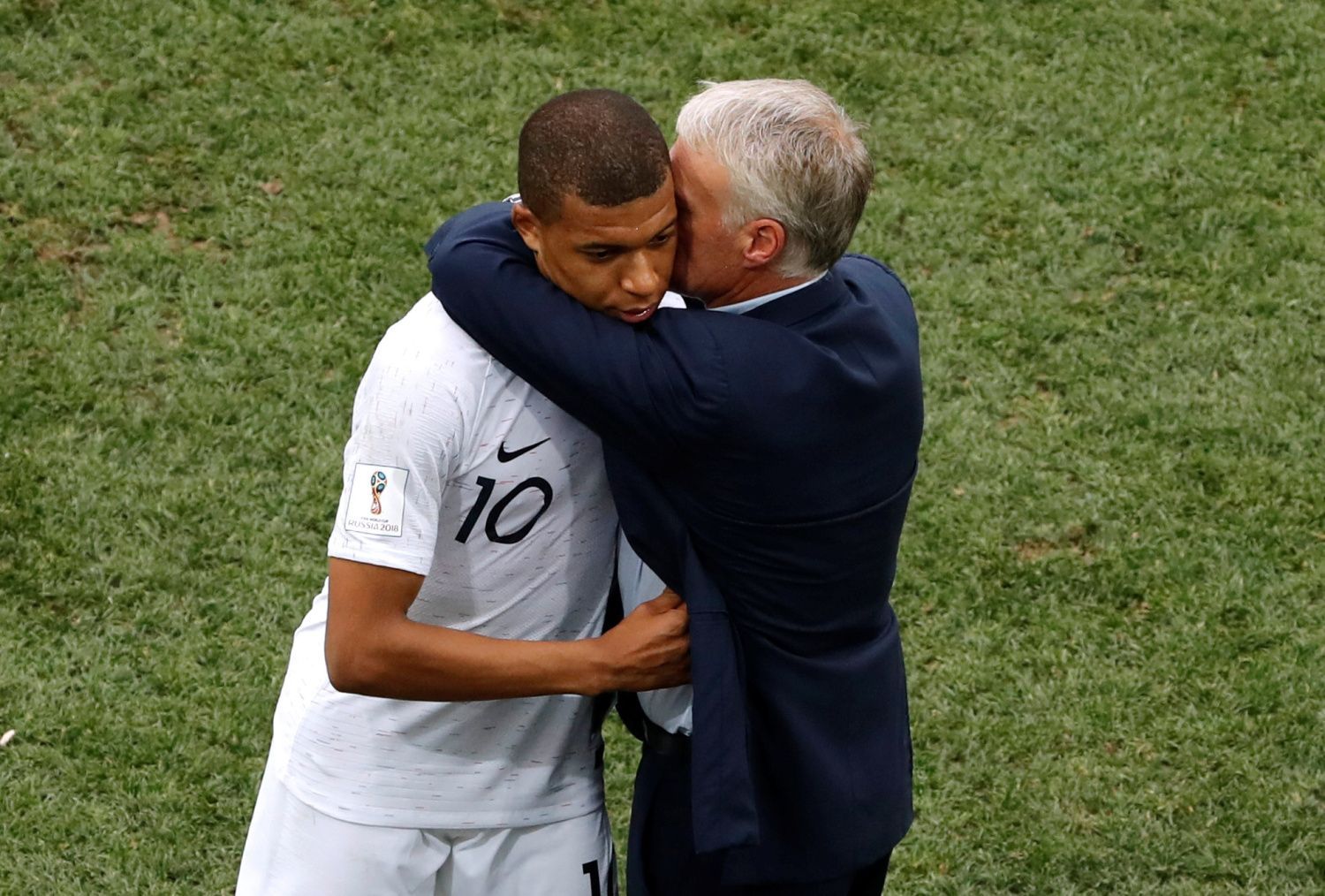 Kylian Mbappé a trenér Didier Deschamps v zápase Uruguay -- Francie na MS 2018