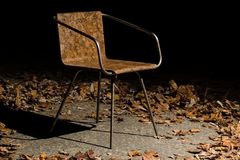 Designér vyrobil židli z opadaného listí. Bojuje proti všudypřítomnému plastu
