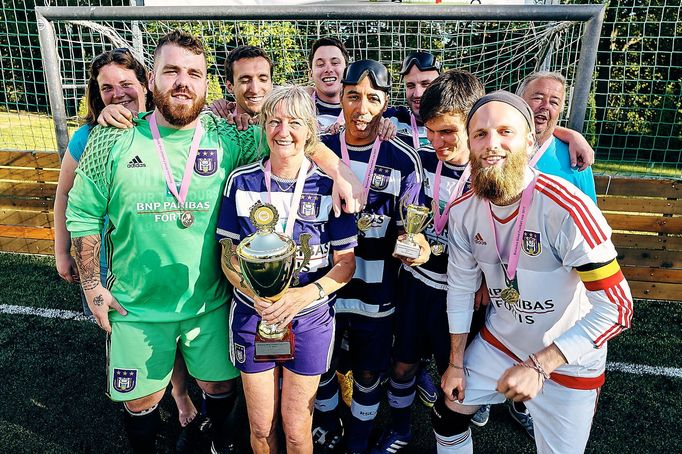 Mistrovský pohár nakonec nad hlavu zdvihli hráči Five-a-Side Anderlecht z hlavního města Belgie, Bruselu.