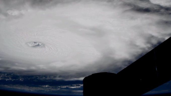 Kamera z Mezinárodní kosmická stanice zachytila dramatický pohled na hurikán Irma, jak se sune přes Atlantický oceán.