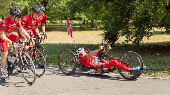 Cyklisté odhazovali kola a tlačili vozíčkáře na Petřín. Podívejte se na záběry z extrémní časovky