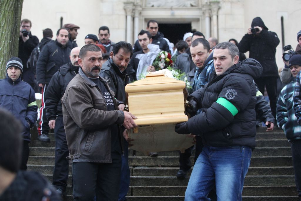 Pohřeb zastřeleného romského mladíka v Tanvaldu