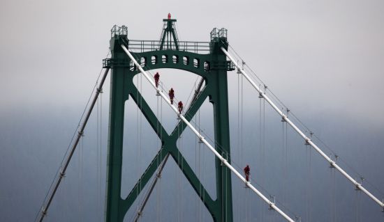 Hasiči vylezli až na vrchol obřího mostu ve Vancouveru