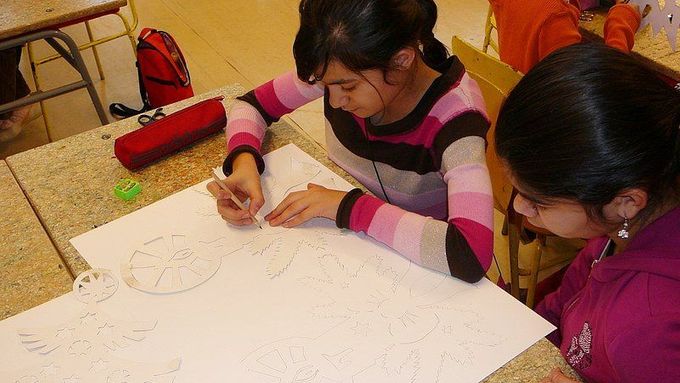 V ZŠ Masarykova se romské i neromské děti učí společně, slabším žákům pomáhají asistenti.