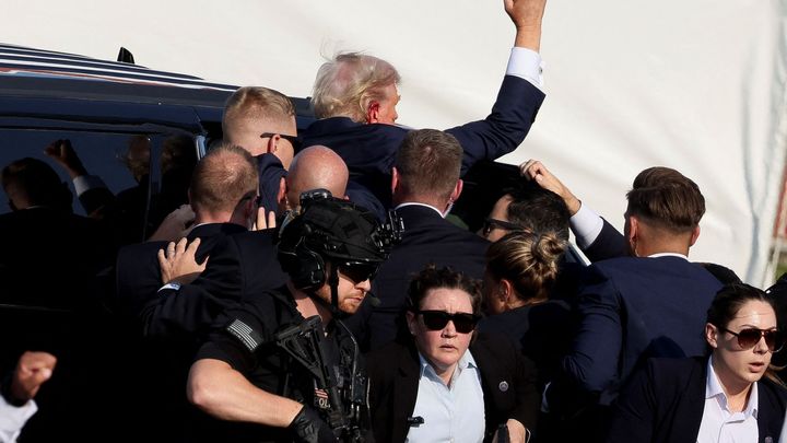 Rozhodla střelba o vítězství Trumpa? Finále volební kampaně bude drsné a emotivní