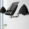 Systém BeoLab4 firmy Bang & Olufsen zavěšený na zeď