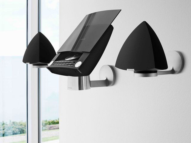 Systém BeoLab4 firmy Bang & Olufsen zavěšený na zeď
