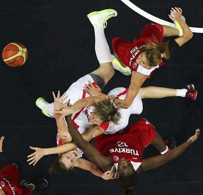 Basketbalistky Ilona Burgrova (vlevo) and Jana Vesela (uprostřed) během zápasu s Tureckem.