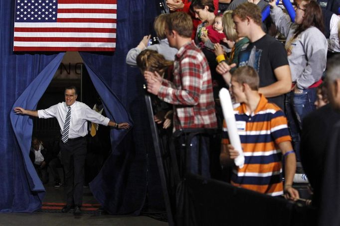 U.S. Republican presidential nominee and former Massachusetts Governor Mitt Romney arrives at a campaign rally in Des Moines, Iowa, November 4, 2012. REUTERS/Jim Young (UNITED STATES - Tags: POLITICS ELECTIONS USA PRESIDENTIAL ELECTION) Published: Lis. 4, 2012, 4:26 odp.