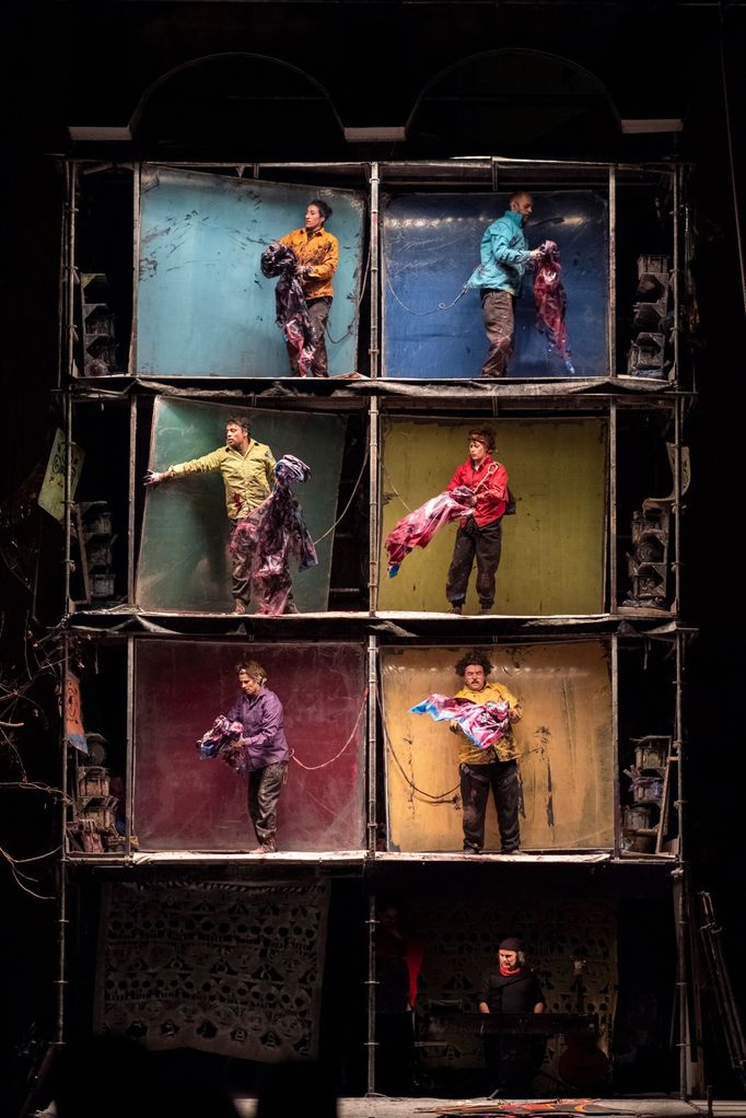 Představení vzdává hold „chudým“ umělcům – těm, kteří sice tvoří s omezenými prostředky, ale o to větší svobodou ducha.