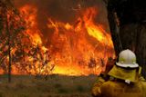 Hasiči, dobrovolníci i vojáci v australském státě Nový Jižní Wales od pátku bojují s požáry, které jsou "mimo běžné hodnoty", jak je nazval tamní komisař hasičského sboru Shane Fitzsimmons. Hasičům se situaci stále nedaří dostat pod kontrolu, naopak obyvatele varují, že to nejhorší je teprve čeká.