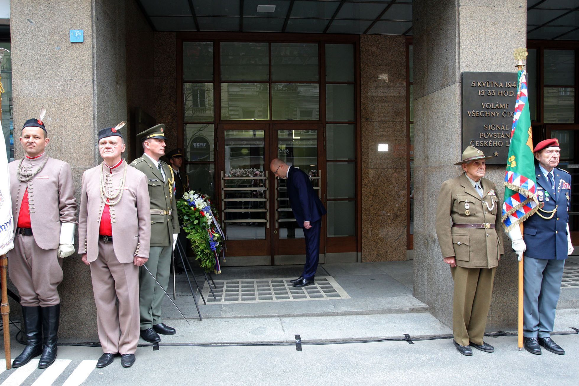 Sobotka u rozhlasu klade věnec