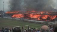 Plameny pohltily téměř celou konstrukci tribuny. Na místě chyběla jakákoli hasicí technika – na stadionu nebyly žádné hasicí přístroje ani hydranty. Požární jednotka byla přivolána prakticky okamžitě, ale oheň byl ve velmi pokročilém stádiu ještě před jejím příjezdem.