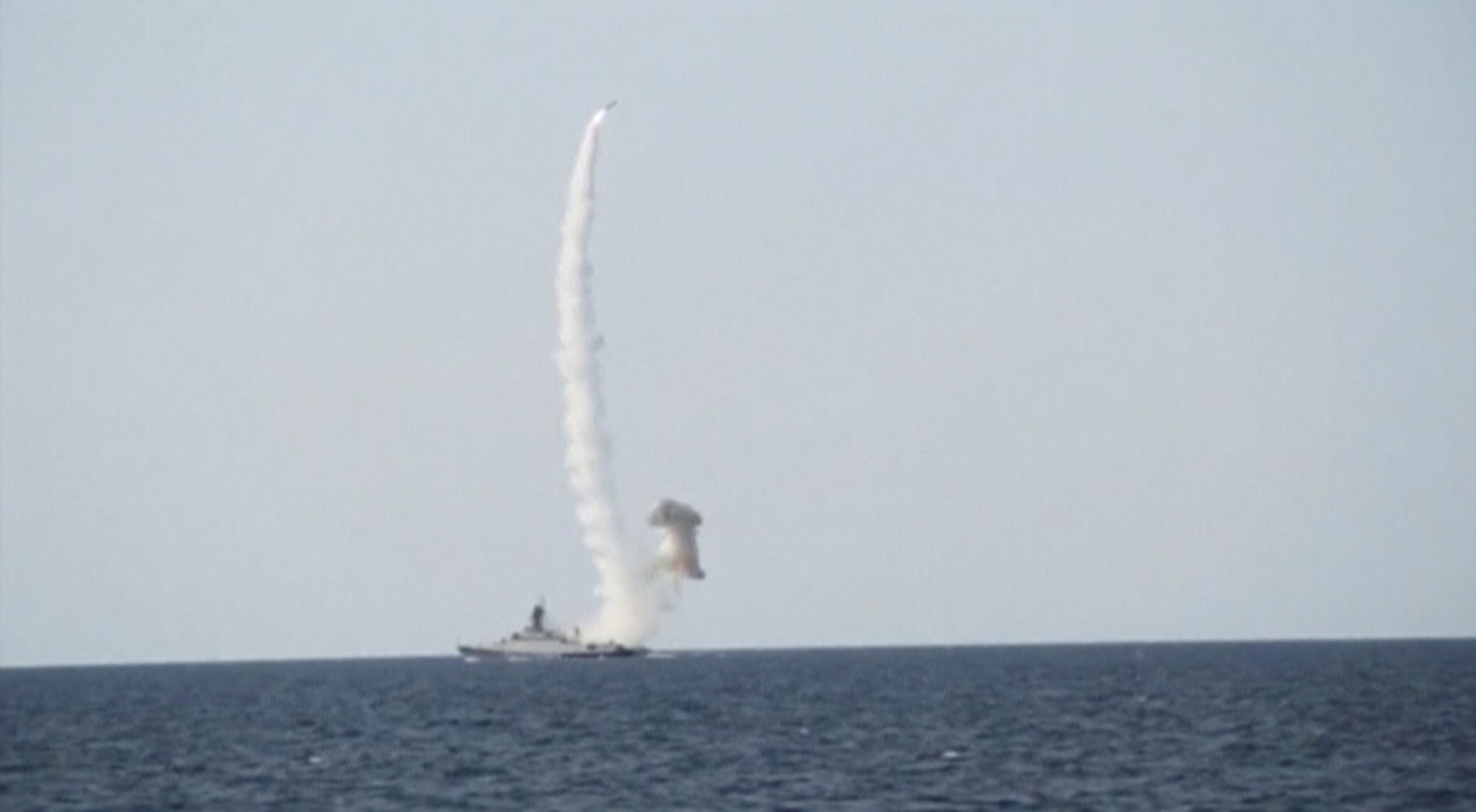 Odpálení rakety Kalibr z ruské lodě v Černém moři.