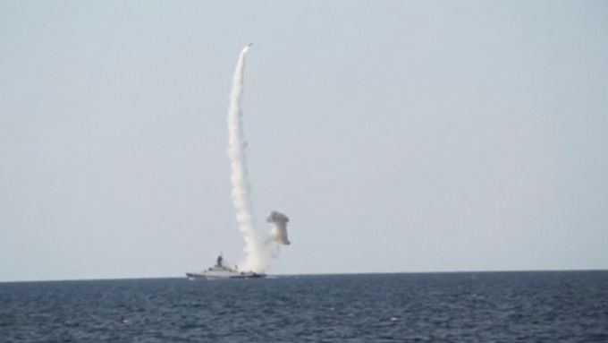 Odpálení rakety Kalibr z lodě v Černém moři.