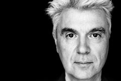 Do Prahy přijede "mluvící hlava" David Byrne. Zazpívá na festivalu Metronome