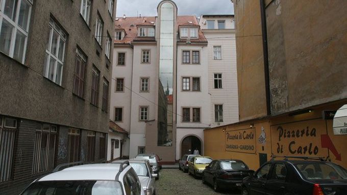 Dům Radovana Krejčíře na Karlově náměstí v Praze. Pohled zezadu.