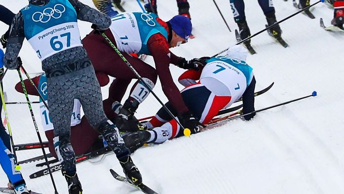 ZOH 2018, skiatlon: pád po startu (Denis Špicov, Andrej Larkov a Simen Hegstad Krüger)