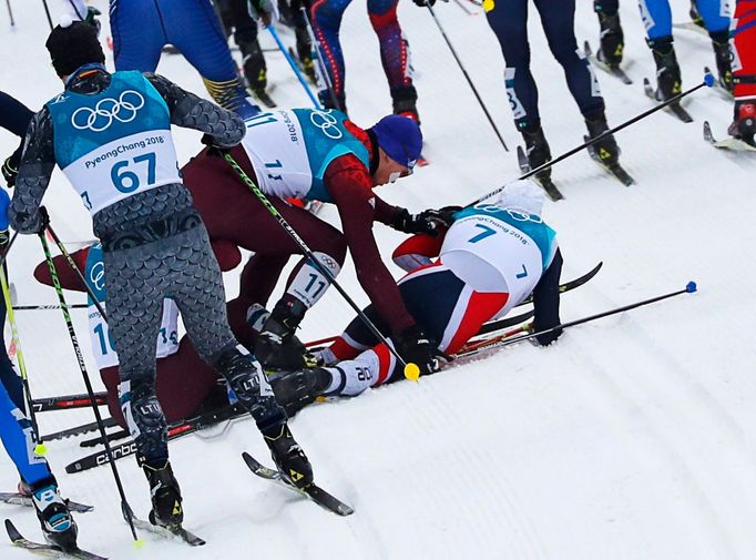 ZOH 2018, skiatlon: pád po startu (Denis Špicov, Andrej Larkov a Simen Hegstad Krüger)