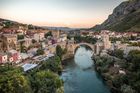 Mostar. Páté největší město Bosny a Hercegoviny má svůj název odvozen od ikonického Starého mostu. Jeho historie sahá až do 15. století a před Bosenskou válkou (1992-1995) bývalo multietnickým místem. Právě válka ale rozdělila obyvatele na nesmiřitelné tábory. V roce 2020 uplyne 25 let od konce krvavého konfliktu. Město bylo postupně renovováno, stále se však dají najít stopy po ostřelování. Kromě toho zde ale roste umělecké zázemí.