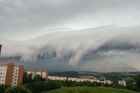 Česko fascinují "zlověstné" mraky nad Zlínem. Znak prudkého zhoršení počasí, říká Žák