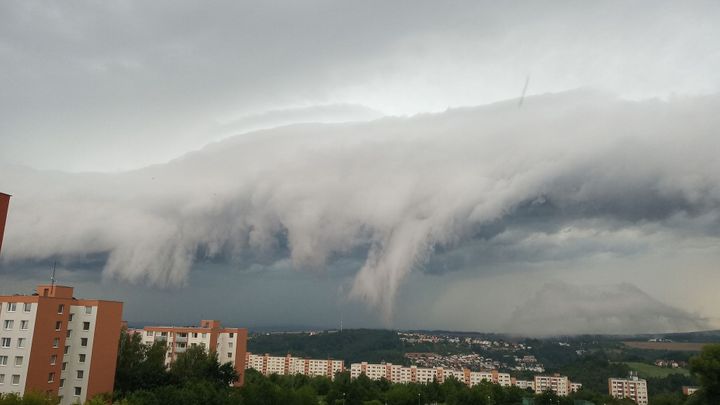 Česko fascinují "zlověstné" mraky nad Zlínem. Znak prudkého zhoršení počasí, říká Žák