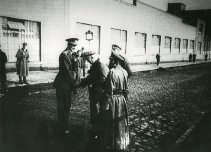 Praha-Jinonice, 7. května 1945. Vojenský velitel firmy Walter podplukovník Václav Vlček (vlevo) vítá velitele 1. pěší divize ROA generála Buňačenka.