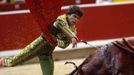 Spanish bullfighter Eduardo Gallo performs during the first bullfight of the San Fermin festival in Pamplona July 7, 2012. REUTERS/Joseba Etxaburu (SPAIN - Tags: ANIMALS SOCIETY TPX IMAGES OF THE DAY) Published: Čec. 7, 2012, 8:16 odp.