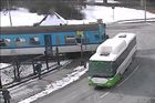 Video: Řidič autobusu ve Frýdku-Místku přejel koleje na červenou, rozjetý vlak ho jen těsně minul