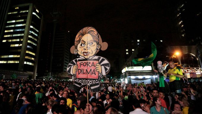 Demonstrace proti krokům prezidentky Dilmy Rousseffové, která chce do čela brazilské vlády postavit svého předchůdce, vyšetřovaného z korupce.