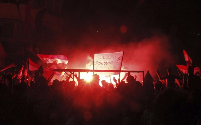 Anti-Mursi protesters are silhouetted by flares as they celebrate in Tahrir square after the announcement of the removal from office of Egypt's deposed President Mohamed Mursi in Cairo, July 3, 2013. Mursi, toppled by the military on Wednesday, is being held by the authorities, a Muslim Brotherhood spokesman and a security official said on Thursday. REUTERS/Asmaa Waguih (EGYPT - Tags: POLITICS CIVIL UNREST) Published: Čec. 4, 2013, 12:50 dop.