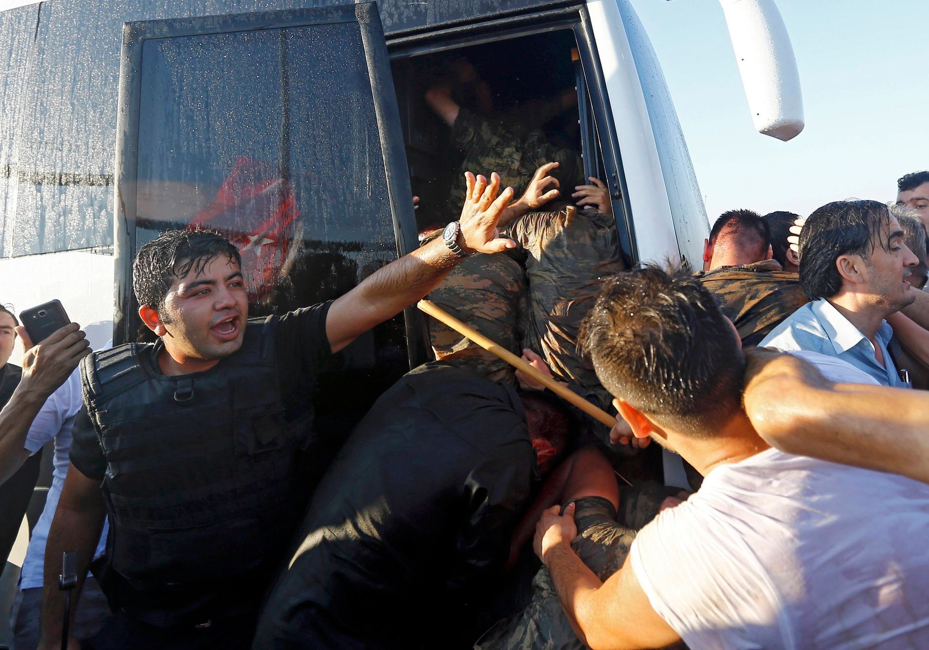 Dav u mostu přes Bospor v Istanbulu chce linčovat zadržené vojáky