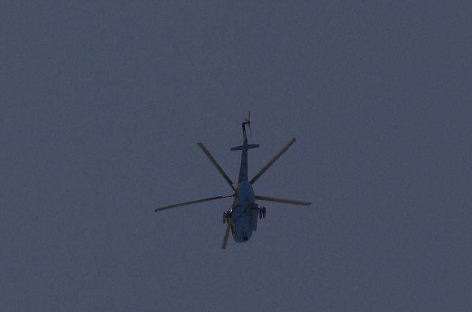 A helicopter belonging to Syrian President Bashar-Al Assad's forces flies over Aleppo July 29, 2012. REUTERS/Zohra Bensemra (SYRIA - Tags: POLITICS CONFLICT CIVIL UNREST MILITARY) Published: Čec. 29, 2012, 3:34 odp.