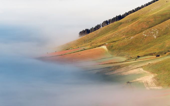 Rozkvetlá letní pole v okolí italské vesnice Castelluccio di Norcia