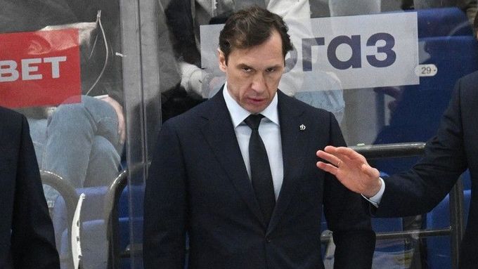 Vjačeslav Kozlov jako asistent trenéra na střídačce moskevského Dynama