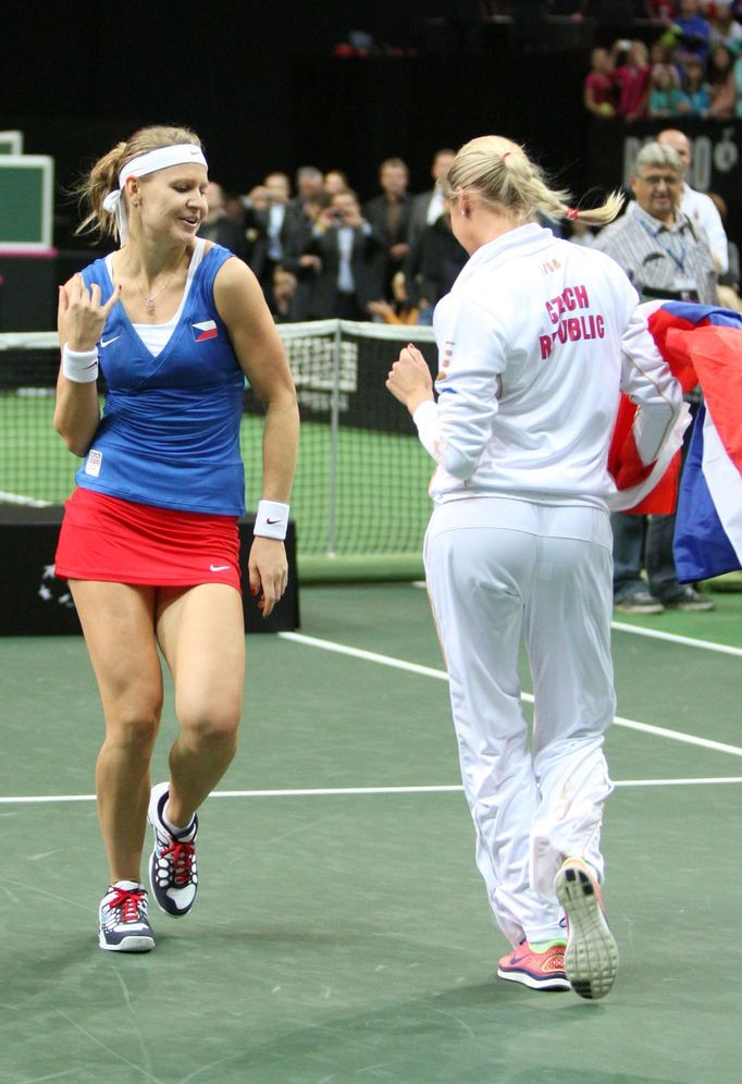 České tenistky slaví vítězství ve Fed Cupu 2012 nad Srbkami.