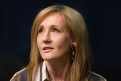 Detektivky J. K. Rowlingové ožijí v seriálu britské BBC