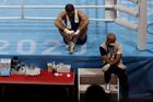 Francouzský boxer Mourad Aliev protestuje vsedě proti výroku rozhodčích na OH 2020