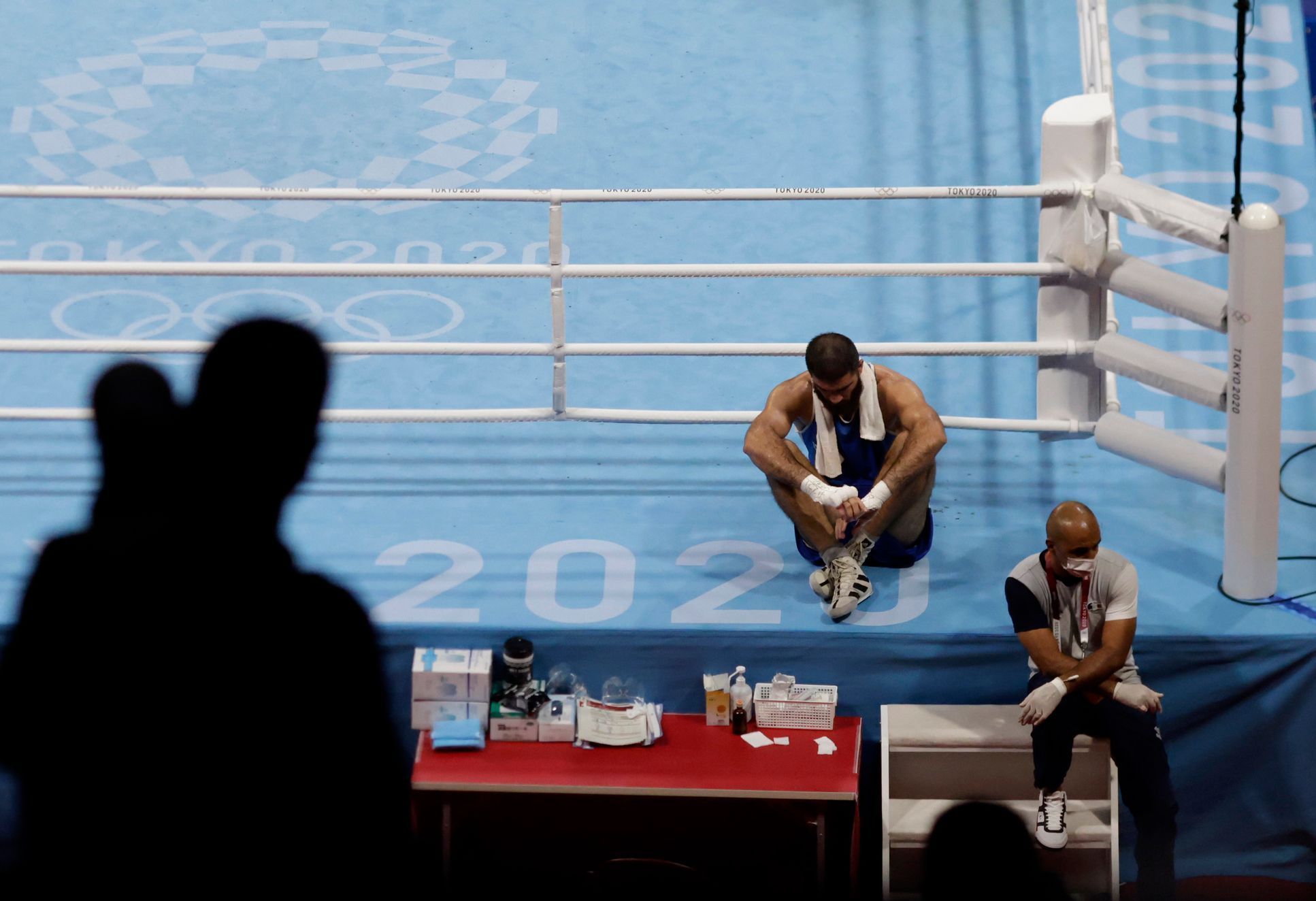 Francouzský boxer Mourad Aliev protestuje vsedě proti výroku rozhodčích na OH 2020