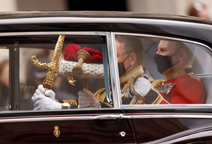 Na zasedání parlamentu cestovala i královnina koruna.