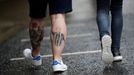Fanoušek Newcastlu s tetováním bývalého kanonýra Alana Shearera na lýtku míří na duel s Arsenalem