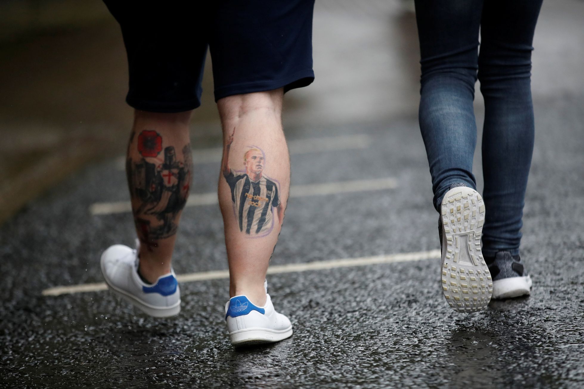 Fanoušek Newcastlu s tetováním bývalého kanonýra Alana Shearera na lýtku míří na duel s Arsenalem