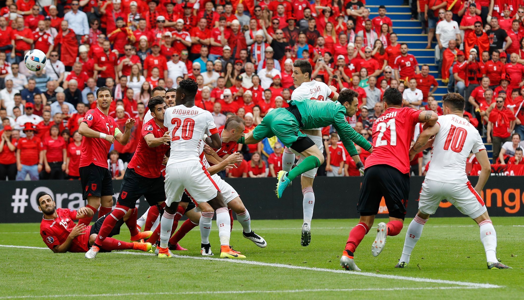 Euro 2016, Švýcarsko-Albánie: Fabian Schar dává gól na 1:0