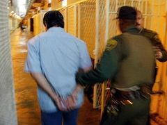 Muž z cely smrti jde kalifornskou věznicí. Kalifornie patří ke státům, kde na popravu čeká nejvíce odsouzených.