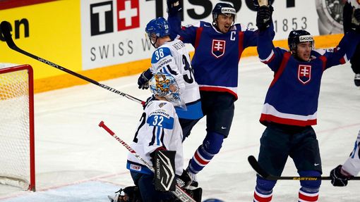 Hokej, MS 2013, Finsko - Slovensko: Miroslav Šatan (vlevo) a  Peter Ölvecký slaví gól na 2:3